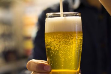 Tirando cerveza en Blue Moon Taphouse 6 scaled