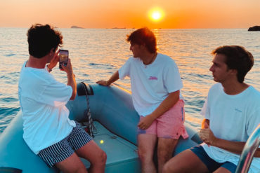 Chicos bote foto atardecer