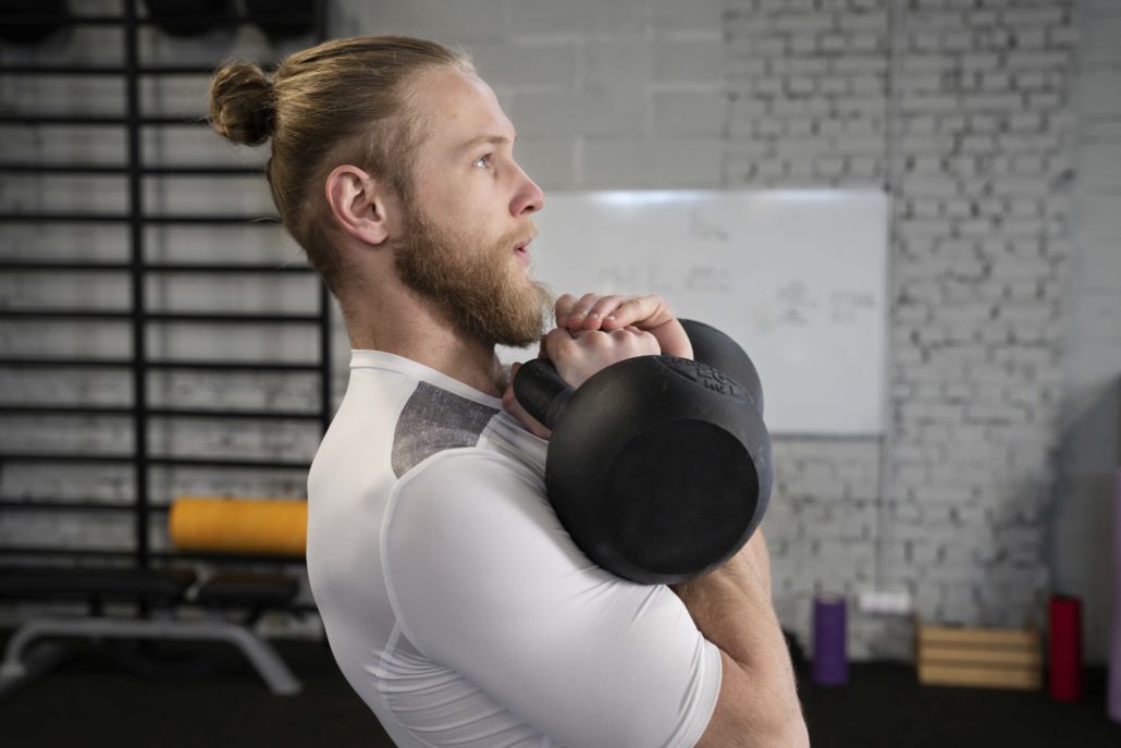 Hombre con kettlebells