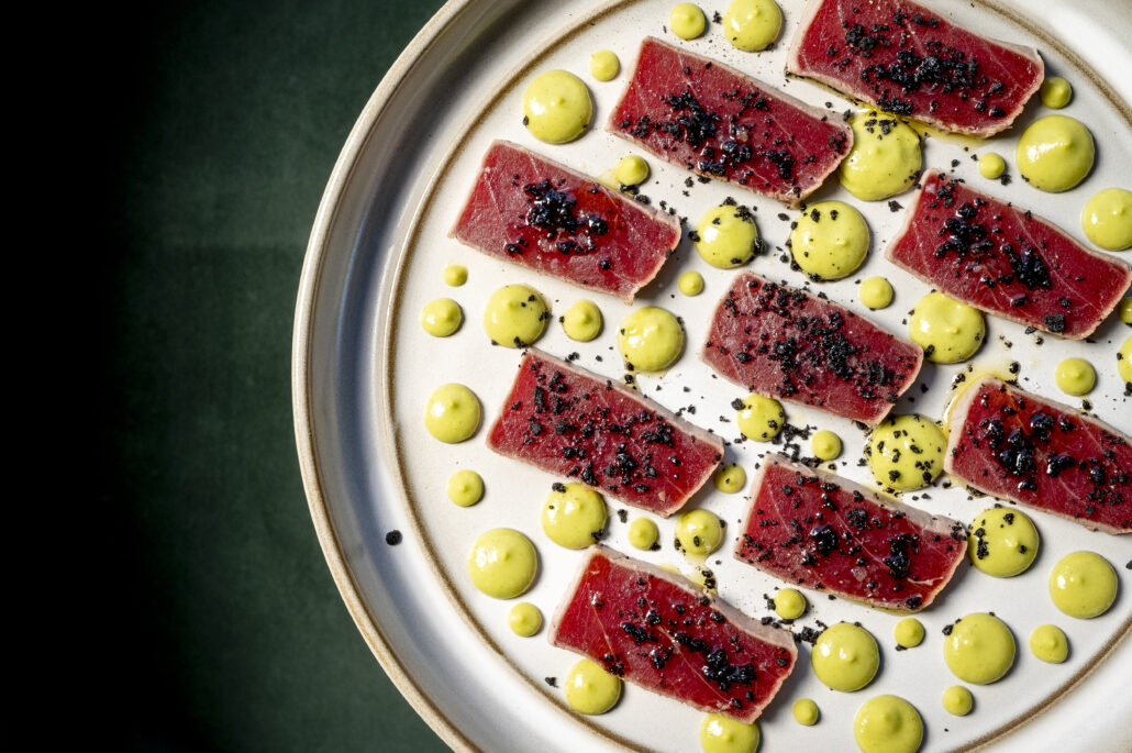 Tataki de atún rojo con salsa ligera de aguacate, lima y jalapeños